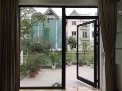 Giải pháp hoàn hảo khi kết hợp giữ vách kính nhôm Xingfa cố định với cửa đi thông phòng hay cửa đi chính ra ban công