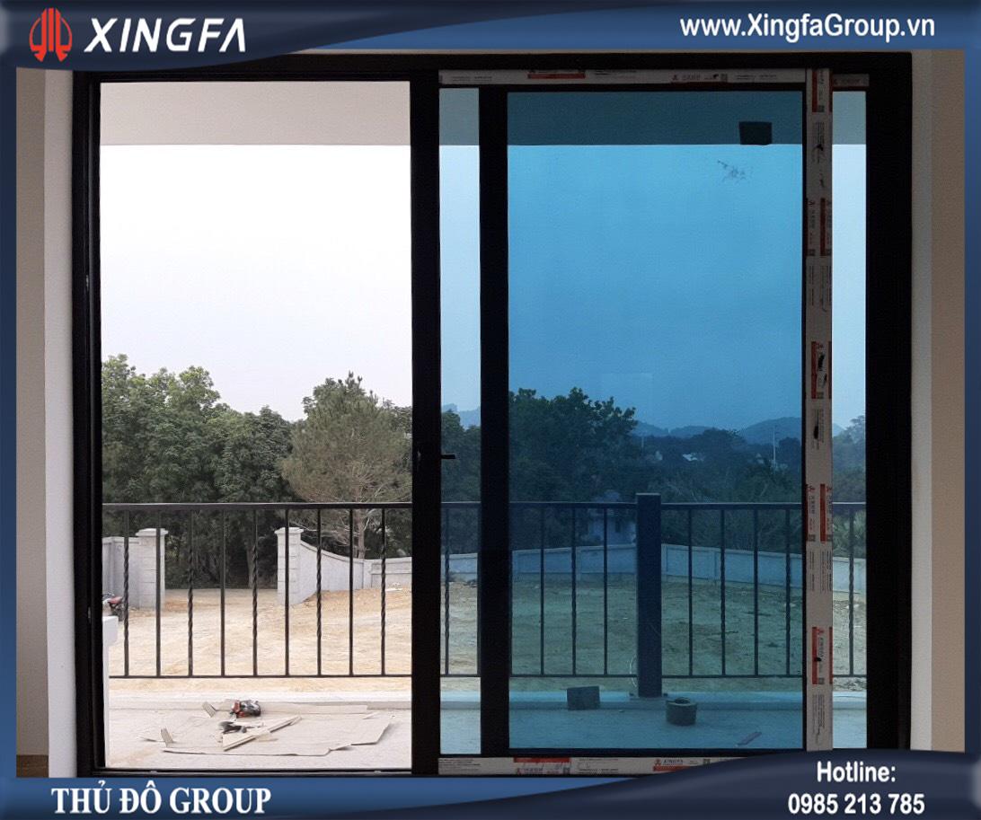 Mẫu cửa đi nhôm Xingfa mở trượt 2 cánh dùng kính mầu trắng cánh & dùng kính mầu xanh HL08