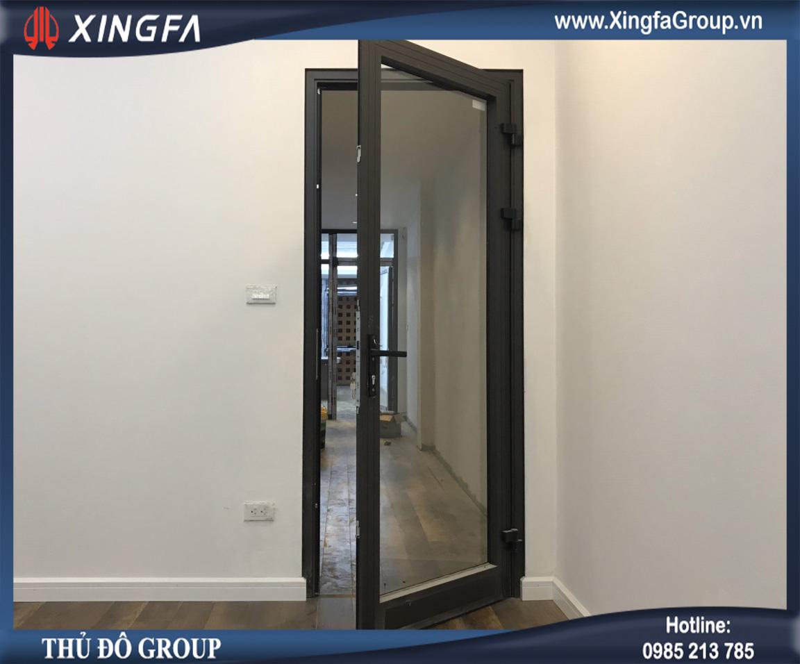 Mẫu cửa đi nhôm Xingfa thông phòng mở quay 1 cánh & cửa đi nhà tắm wc dùng kính mờ phun sữa