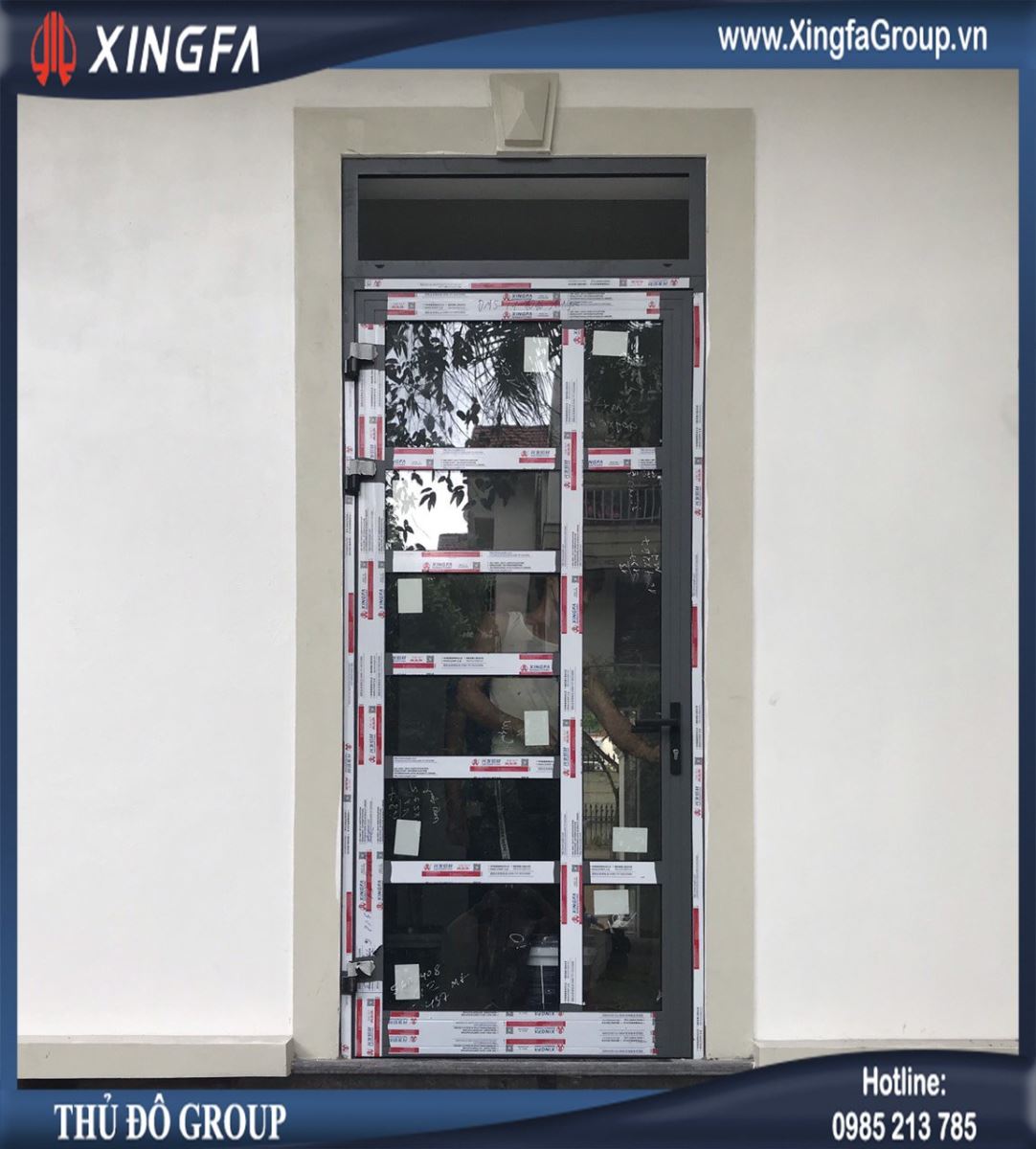 Mẫu cửa đi nhôm Xingfa mở quay 1 cánh chia thêm nhiều đố cửa vững chắc an toàn hơn