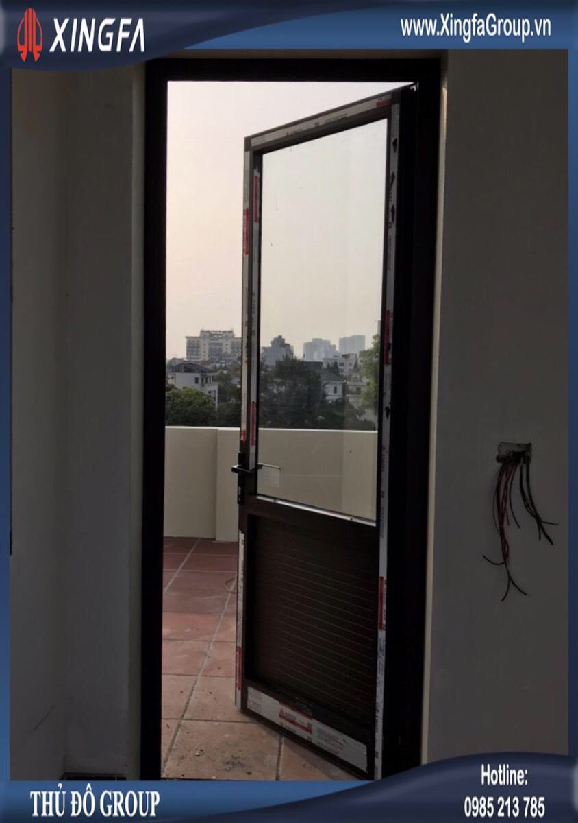 Mẫu cửa đi nhôm Xingfa sử dụng toàn bộ pano nhôm kín hết & sử dụng trên kính/dưới pano nhôm