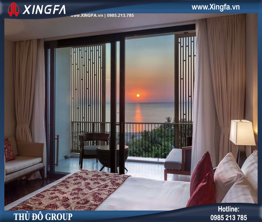 Mẫu cửa đi nhôm Xingfa mở trượt 2 cánh dùng kính mầu trắng cánh