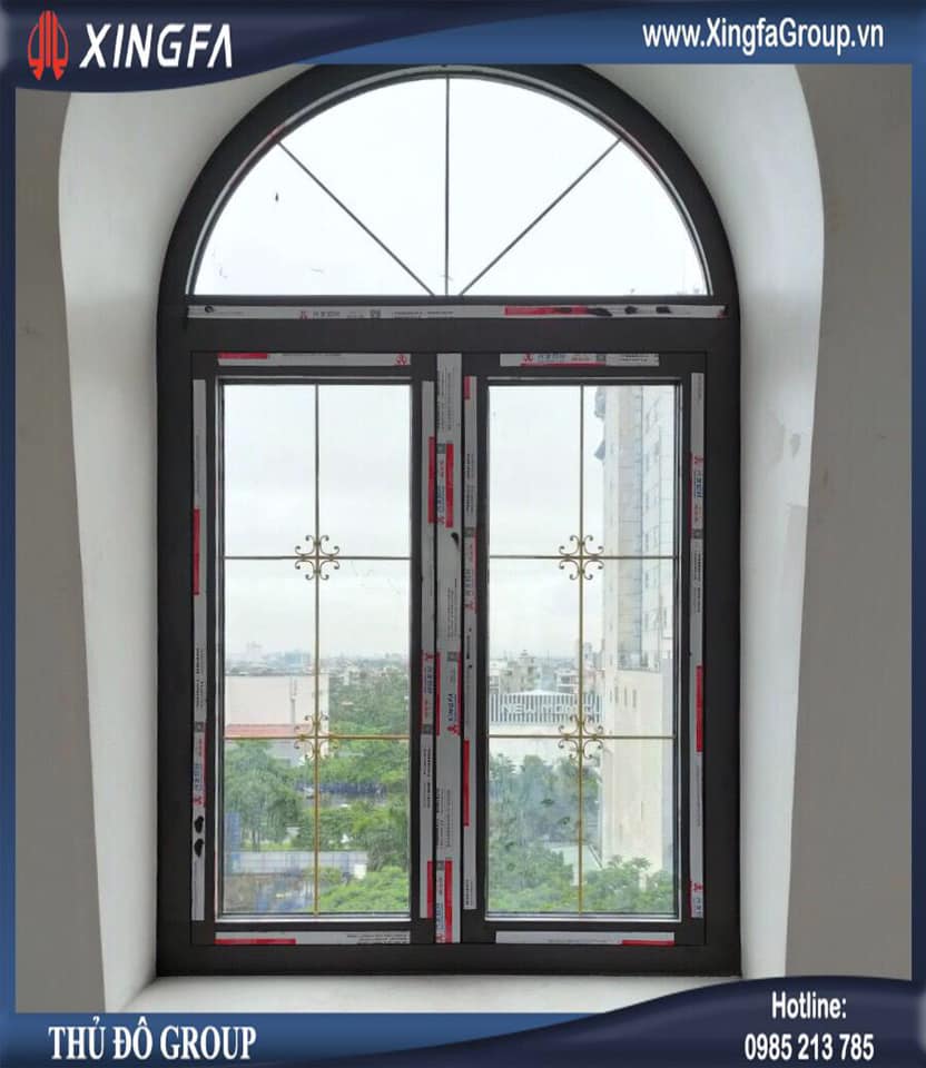 Mẫu cửa nhôm Xingfa dùng kính hộp 2 lớp hút chân không + ở giữa có nan trang trí mạ đồng