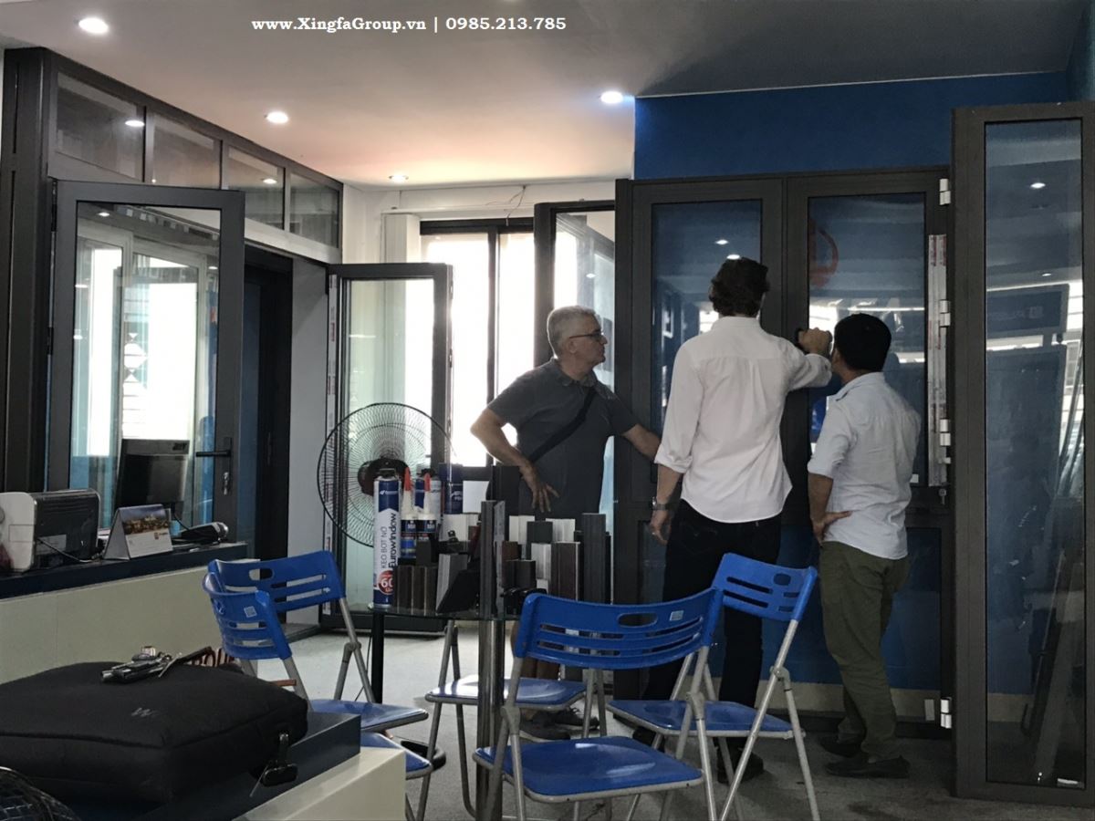 Quý khách hàng người Anh đến trực tiếp Xingfa Group để kiểm tra đánh giá chất lượng cửa nhôm Xingfa đạt chuẩn chất lượng Châu Âu