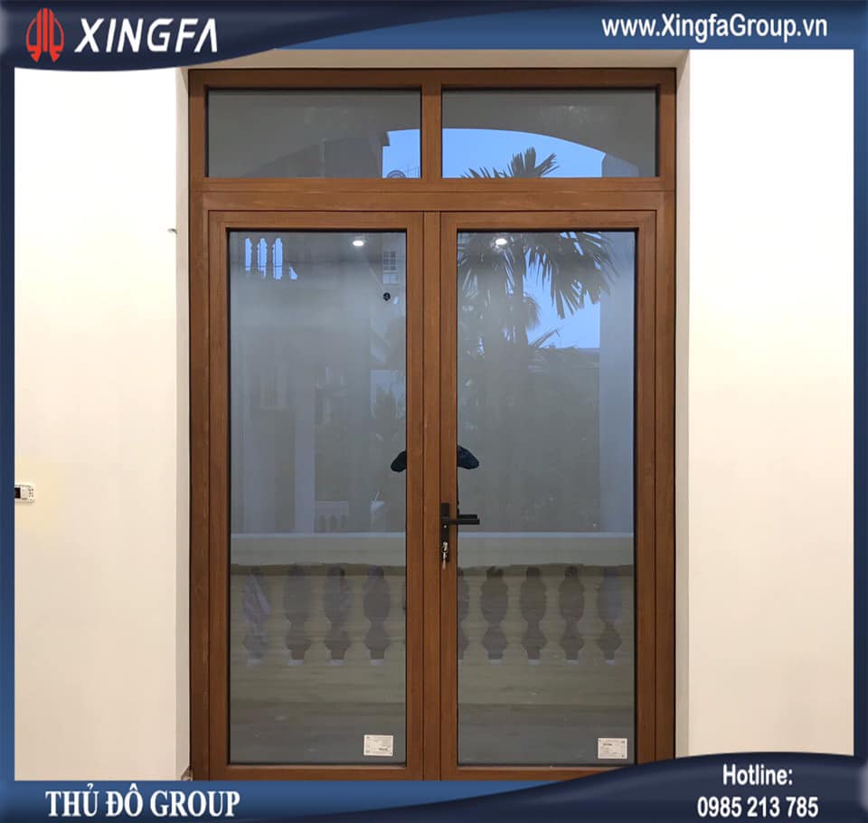 Mẫu cửa nh&ocirc;m Xingfa mầu v&acirc;n gỗ (cửa nh&ocirc;m Xingfa giả gỗ tự nhi&ecirc;n) nhập khẩu ch&iacute;nh h&atilde;ng 100%