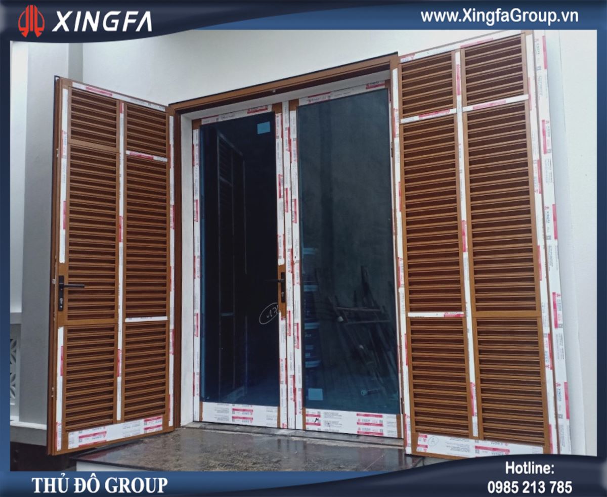 Mẫu cửa chớp tho&aacute;ng nh&ocirc;m Xingfa mầu v&acirc;n gỗ