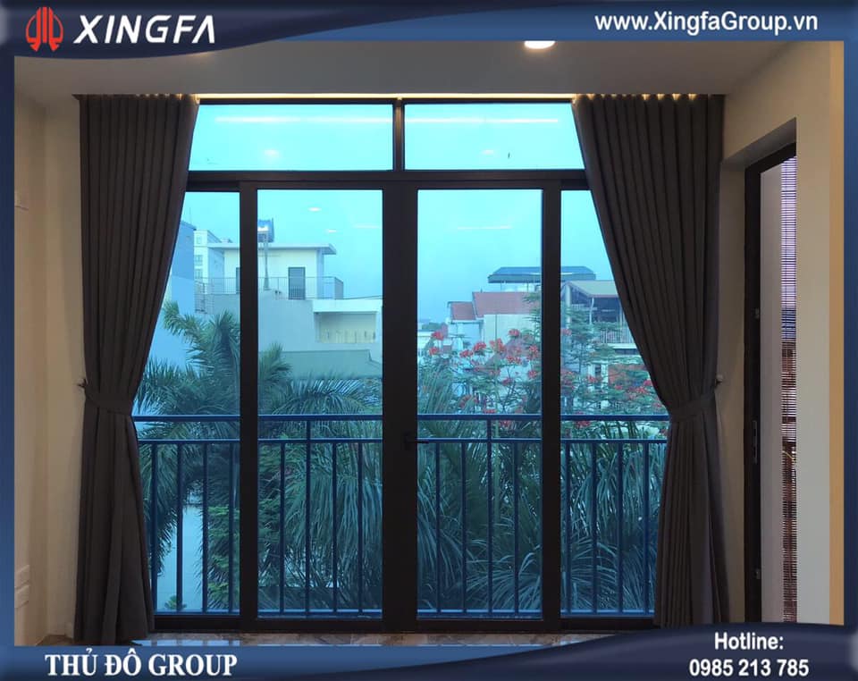 Mẫu cửa đi nh&ocirc;m Xingfa mở trượt 4 c&aacute;nh + chia &ocirc; fix (&ocirc; tho&aacute;ng) cố định b&ecirc;n tr&ecirc;n
