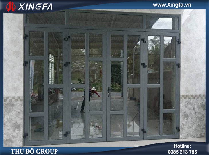 Mẫu cửa nh&ocirc;m Xingfa d&ugrave;ng thanh pano nh&ocirc;m ph&iacute;a dưới & cửa nh&ocirc;m Xingfa chia th&ecirc;m nhiều đố cửa