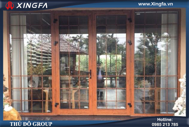 Mẫu cửa nh&ocirc;m Xingfa d&ugrave;ng k&iacute;nh hộp 2 lớp c&aacute;ch &acirc;m c&aacute;ch nhiệt c&oacute; nan trang tr&iacute; b&ecirc;n trong