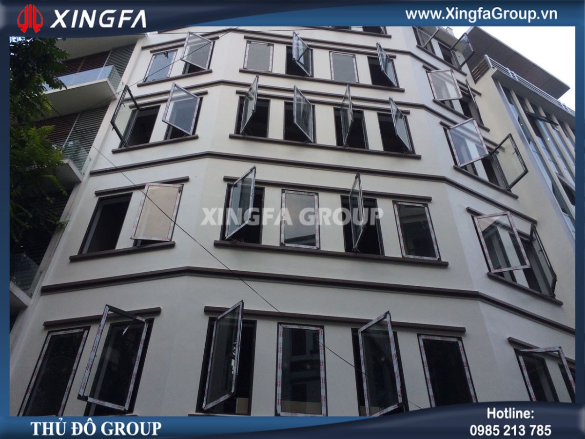 C&ocirc;ng tr&igrave;nh thi c&ocirc;ng cửa nh&ocirc;m Xingfa tại nh&agrave; anh Ho&agrave;ng ở Trung Y&ecirc;n C, Cầu Giấy, TP.H&agrave; Nội
