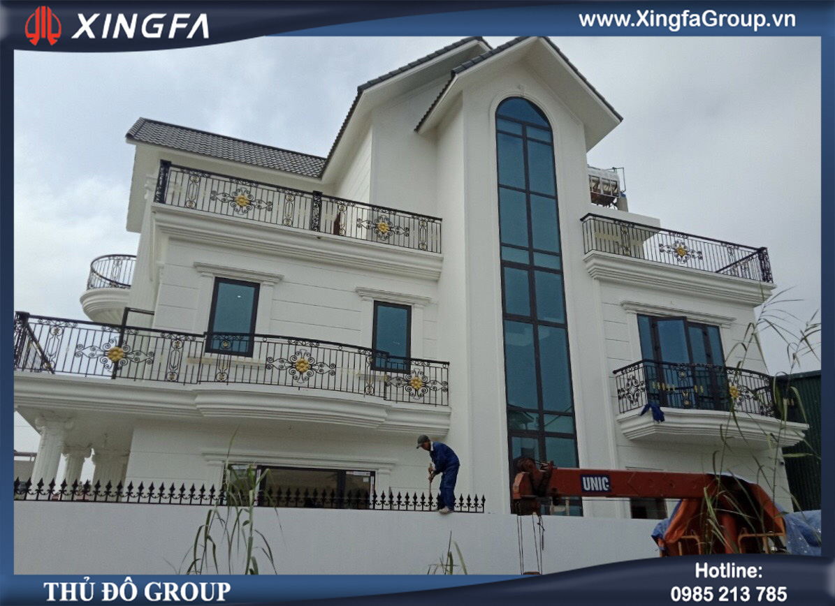 Thi c&ocirc;ng lắp đặt c&ocirc;ng tr&igrave;nh cửa nh&ocirc;m Xingfa tại nh&agrave; anh Qu&yacute; ở Bố Hạ, Y&ecirc;n Thế, Bắc Giang